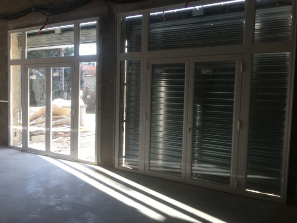 pose  de baie vitrée en aluminium blanc pour un dépôt professionnel  a Arles  13200 bouches du rhône