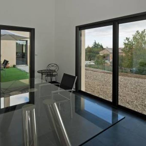 Installation porte fenêtre aluminium dans un appartement à Istres 13800 bouches du Rhône