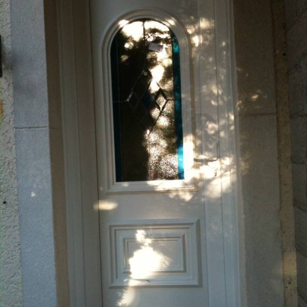 porte d entrée pvc en rénovation dormant 70 mm avec vitrage anti éffraction  a cannes