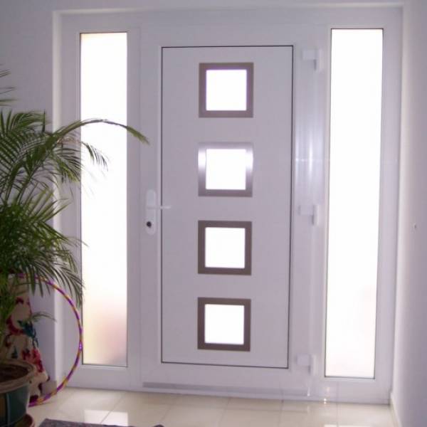 remplacement porte d'entrée PVC contemporaine vitrée avec petits cadres permettant de jouer avec la lumière  gémenos 13420 bouches du rhone