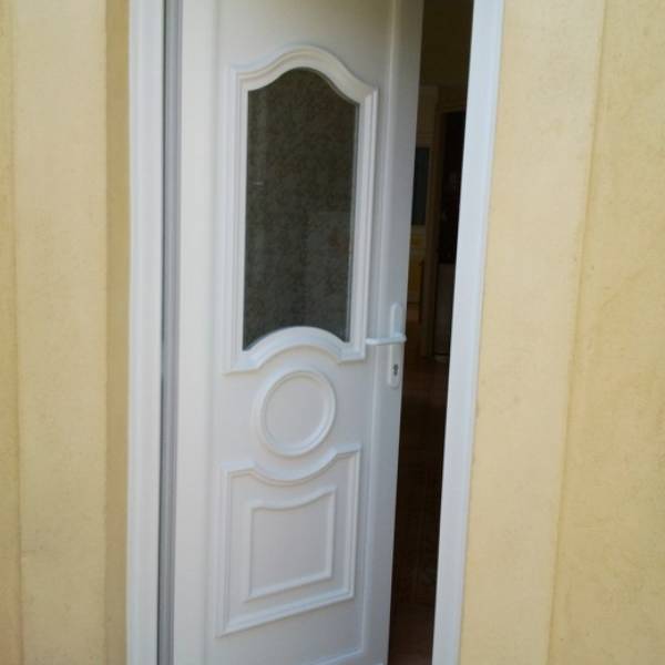 renovation porte d'entrée PVC mi-vitrée de couleur blanche rousset 13790 bouches du rhone