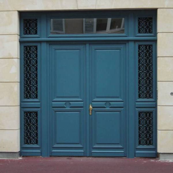 remplacement porte d'entrée Bois contemporaine pleine de couleur bleu plan de cuques 13380 bouches du rhone