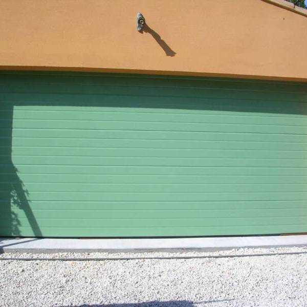 installation porte de garage en aluminium sectionnelle en manoeuvre manuelle a saint martin de crau 13310 bouches du rhone
